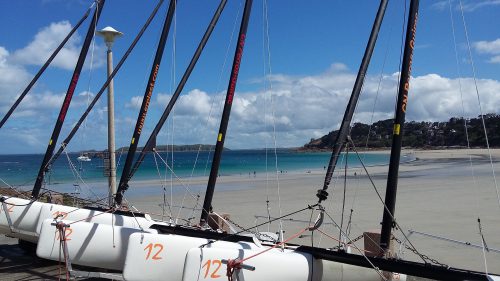 Bateaux sur le sable d'une plage de Perros-Guirec