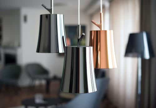 3 lampes chromées dans une salon