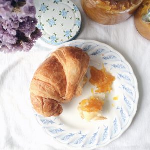 croissant dans une assiette avec confiture